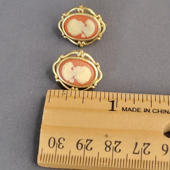 Crown Trifari Signed Vintage Women Gold Tone Metal Cameo Clip On Earrings 3/4 in - Picture 7 of 7